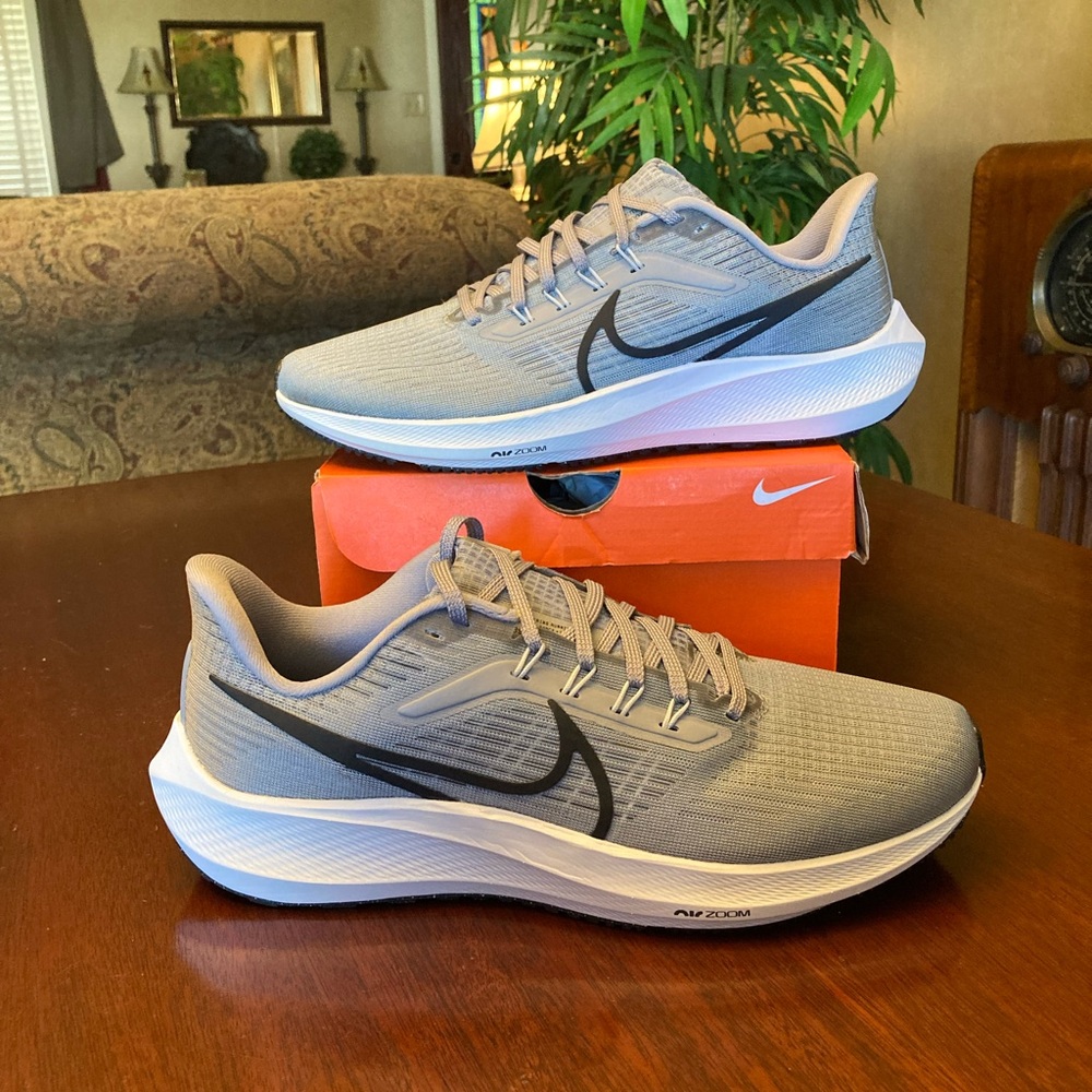 Men’s Nike Zoom Pegasus 39 on the particles grey size 9 New in Box